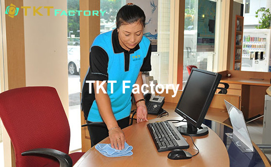 nhan-vien-ve-sinh-hang-ngay-nha-xuong-khoi-van-phong-tkt-factory