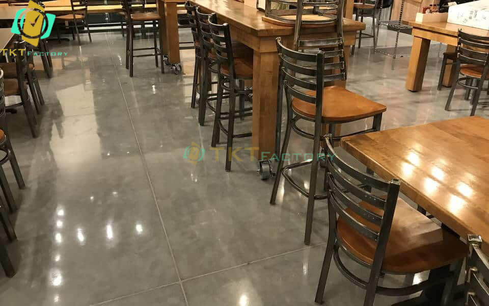 Hình ảnh sàn bê tông đánh bóng trong không gian quán cà phê